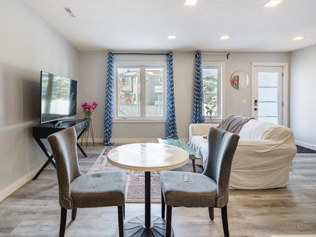 Calgary-Banff Remodle Suite Close Lrt&Uc&Free Parking Exterior photo